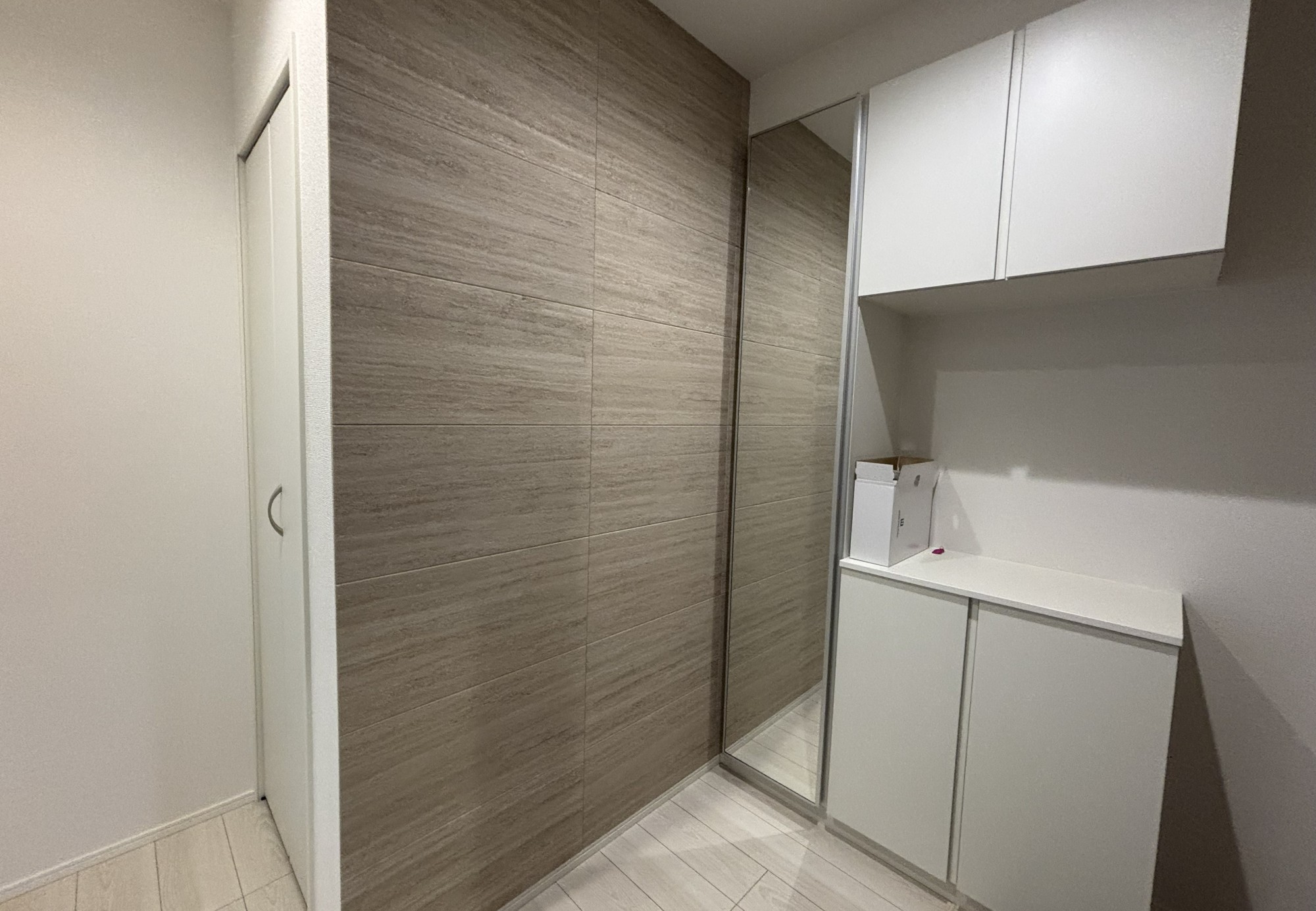 自然石のぬくもりを感じる玄関へ