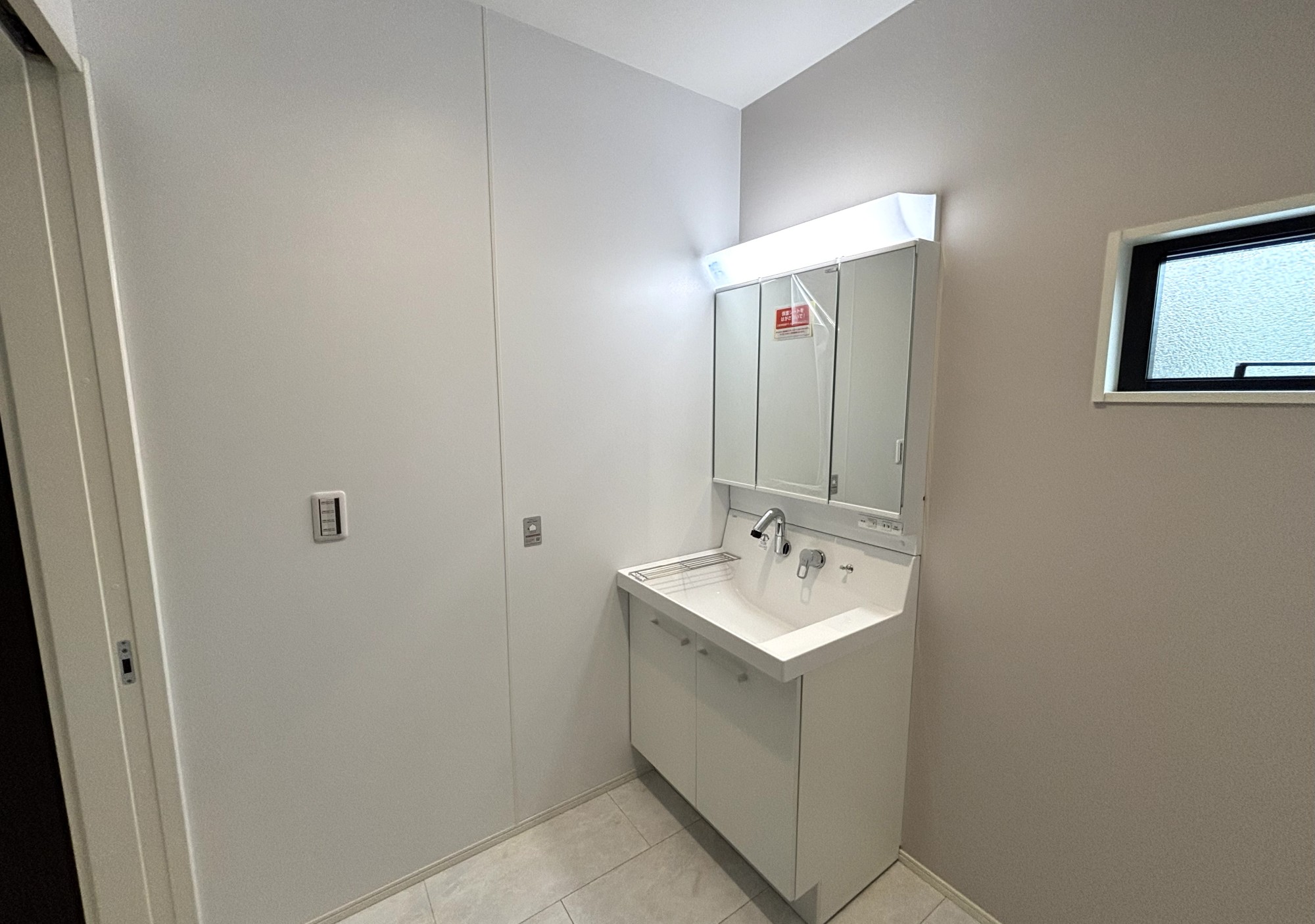 壁を有効活用。マグネットパネルのある脱衣所