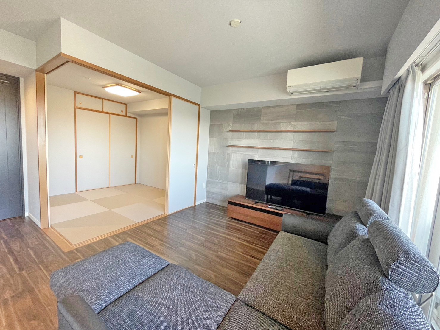 テレビボードにはエコカラットでアクセント