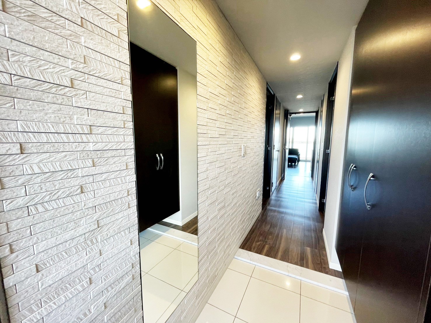 玄関には高級感と消臭効果のあるエコカラットを