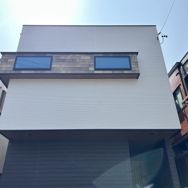 印象的なファサードの狭小住宅