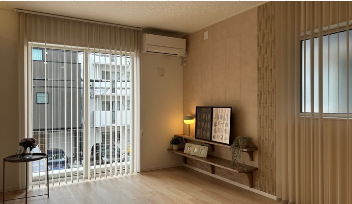 オリジナルのテレビボードとバーチカルブラインドのバランスがポイント