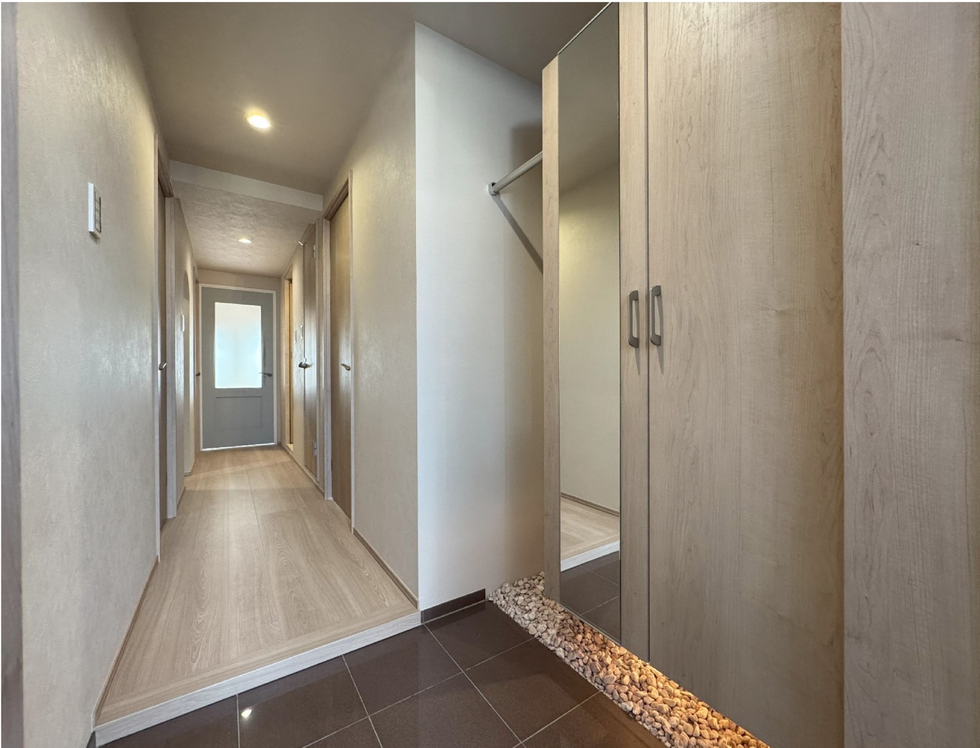 フロートの下駄箱で広がりを感じる玄関