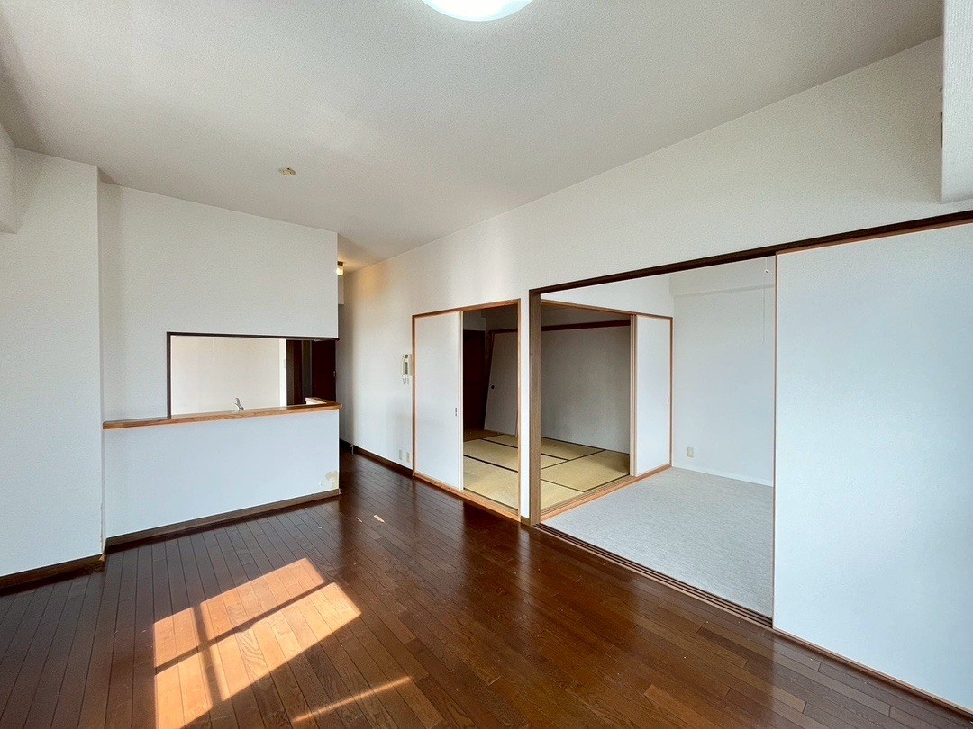 キッチンの垂れ壁と和室で分断された空間