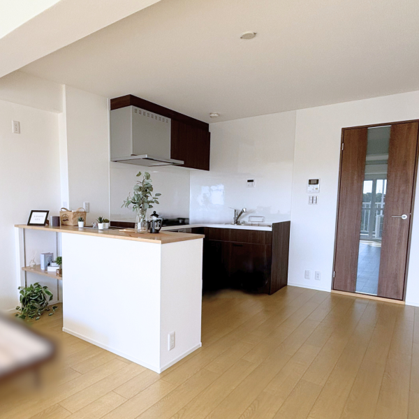 空間を間仕切る、造作カウンター